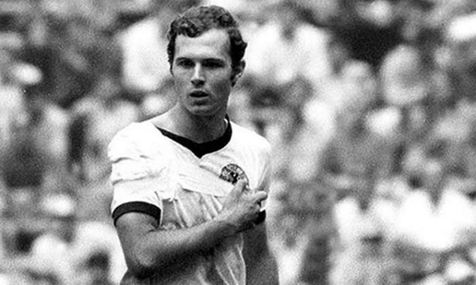 Franz Kaiser Beckenbauer, in campo col braccio rotto