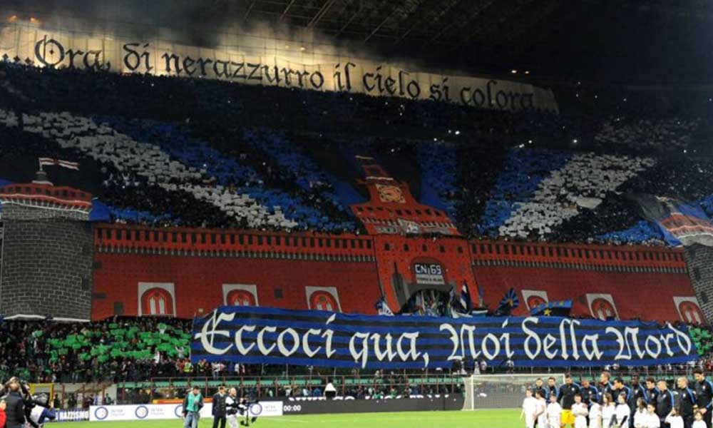 19 Aprile 2015: “Ora di nerazzurro il cielo si colora…Siamo qui noi della Nord”
Derby di Milano: le più belle coreografie e striscioni nel derby tra inter e milan.