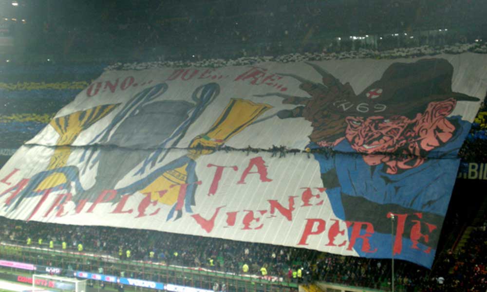 14 Novembre 2010: “Uno…due…tre…la tripletta viene per te”
Derby di Milano: le più belle coreografie e striscioni nel derby tra inter e milan.